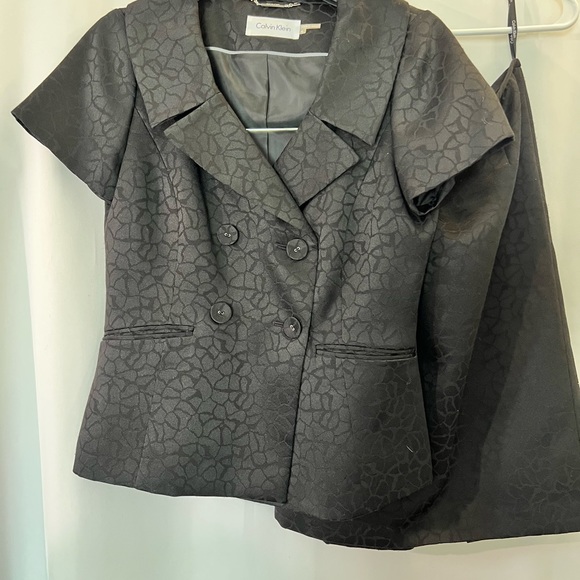Calvin Klein two piece suit, short sleeve suit top and pencil skirt - Picture 4 of 4